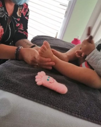 Massage de pieds enfant