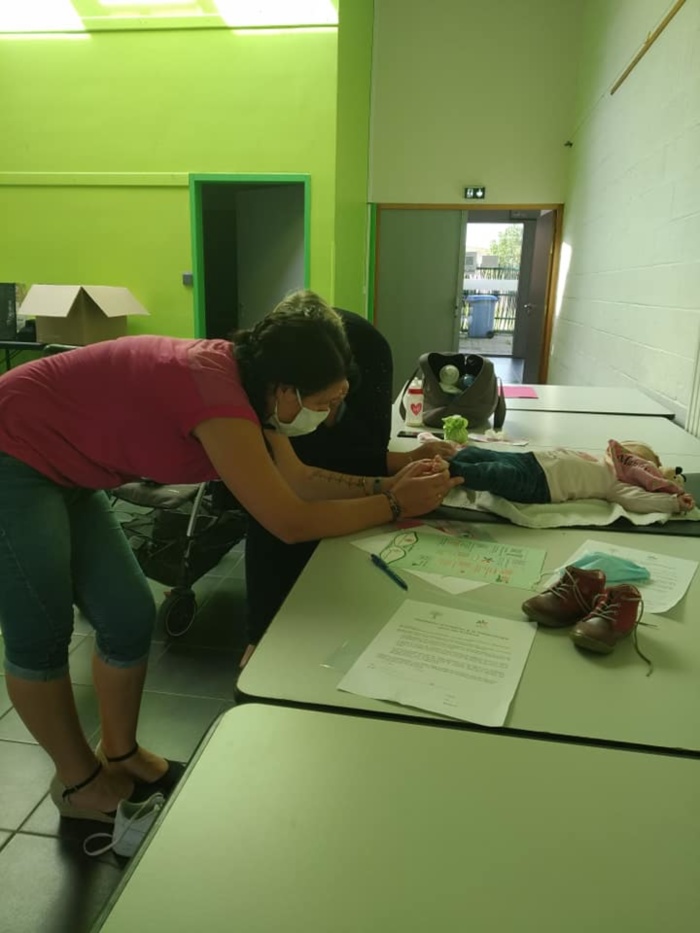 Démonstration des gestes de réflexologie auprès des mamans Démonstration des gestes de réflexologie auprès des mamans
