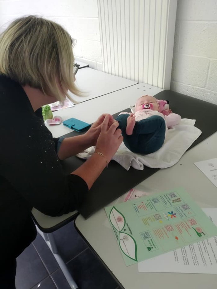 La planche aide les parents à réaliser les gestes de réflexologie sur les bébés La planche aide les parents à réaliser les gestes de réflexologie sur les bébés
