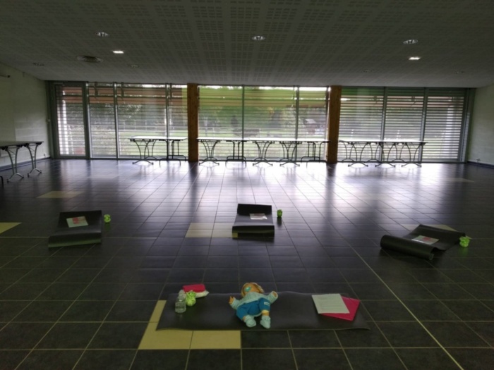 La salle préparée pour l'atelier Parents enfants du jour à Grande-Synthe La salle préparée pour l'atelier Parents enfants du jour à Grande-Synthe